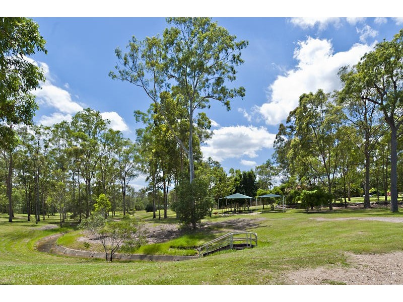 8 Gibson Cr, Bellbowrie QLD 4070